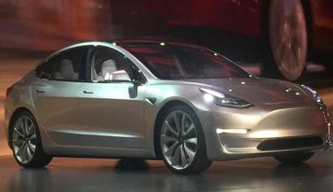 Tesla ने लॉन्च की Model 3 Sedan Car, भारत में होगी Retail