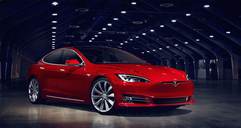 सिंगल चार्ज में 540 किमी चलती है Tesla की यह कार