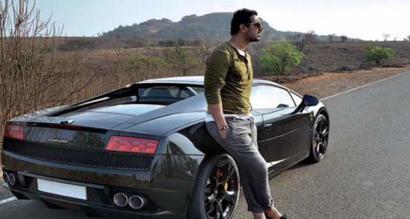 मेल सेलेब्रिटी ही नहीं, फिमेल भी फरमाती हैं Lamborghini का शौक