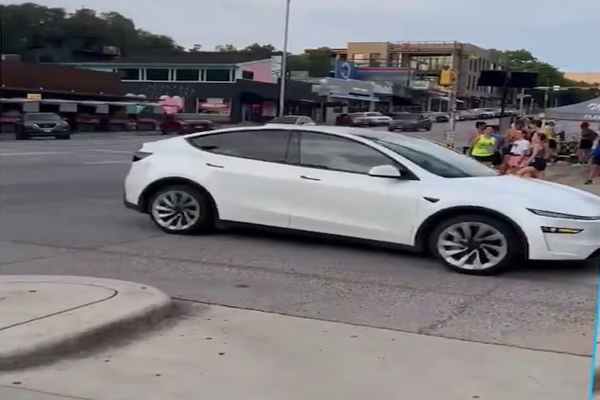 22 जून को लॉन्च होगी Tesla की रोबोटैक्सी, बिना ड्राइवर के सड़क पर दौड़ती दिखी कार, मस्क बोले- सुरक्षा सर्वोपरि