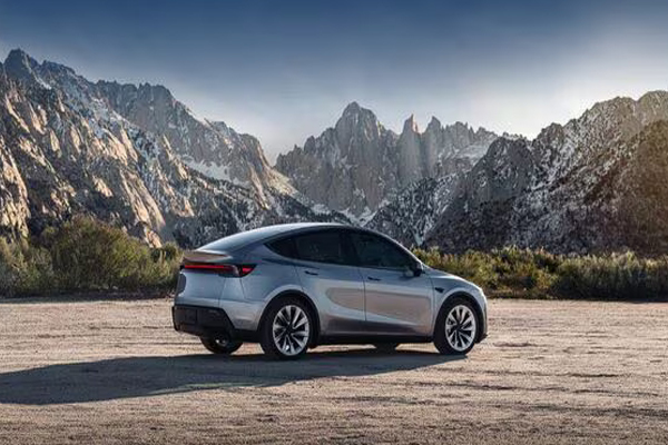 Tesla Model Y की भारत में डिलीवरी शुरू, सिंगल चार्ज में दौड़ेगी 500KM तक, EV सेगमेंट में मचाएगी धूम