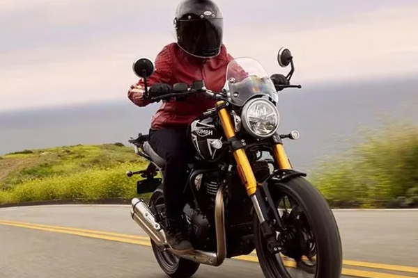 Triumph Speed 400 And Speed T4 Price Cut: फेस्टिव सीजन में ट्रायम्फ की बड़ी पेशकश, जानें नई कीमतें, इंजन और फीचर्स