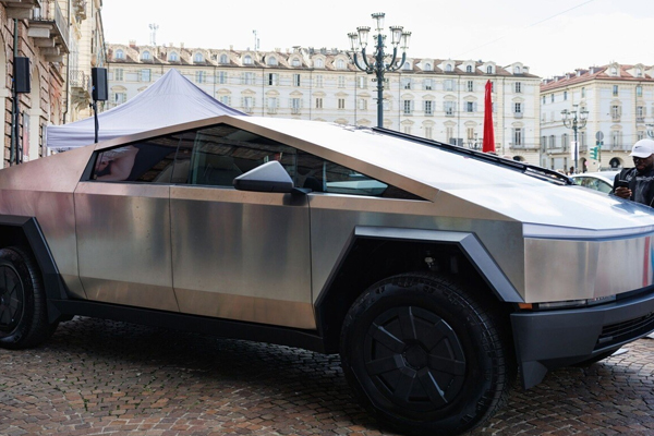 Tesla Cybertruck Recall 2025: सॉफ्टवेयर गड़बड़ी से 63 हज़ार गाड़ियां वापस, बढ़ सकती थी सड़क पर खतरे की आशंका
