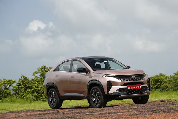 टाटा का नया गेम प्लान: अब 4 मीटर से बड़ी कारों में भी उपलब्ध होगा CNG और हाइब्रिड विकल्प