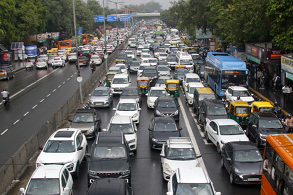 भारत के यात्री वाहन उद्योग का वॉल्यूम चालू वित्त वर्ष में 4 प्रतिशत तक बढ़ने का अनुमान