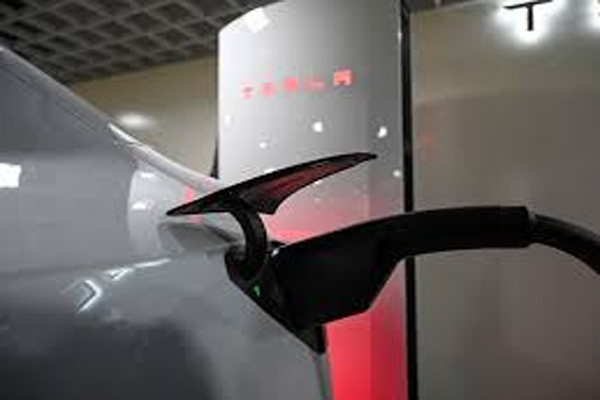 टेस्ला से ग्राहकों ने बनाई दूरी, 2025 में बिकी केवल 225 गाड़ियां