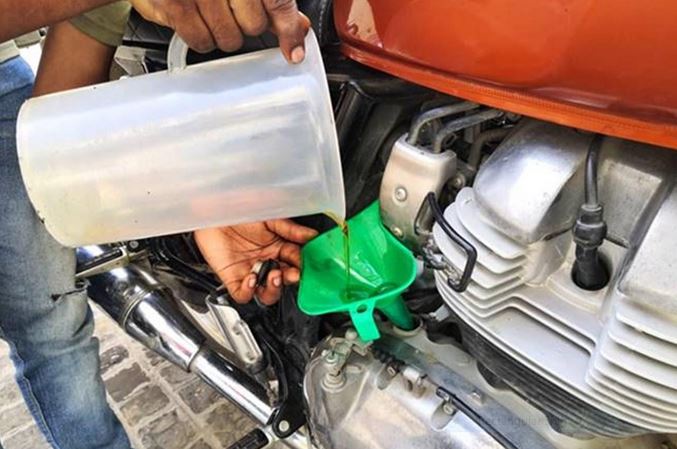 कितने दिनों बाद बदलना चाहिए बाइक का इंजन ऑयल, जानिए पूरी डिटेल