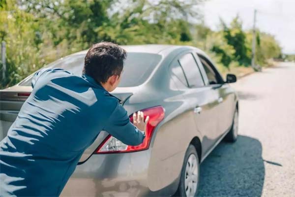 सफर के दौरान अचानक बंद हो जाए कार तो घबराएं नहीं : ये 4 गलतियां पड़ सकती हैं भारी, इंश्योरेंस क्लेम भी हो सकता है प्रभावित