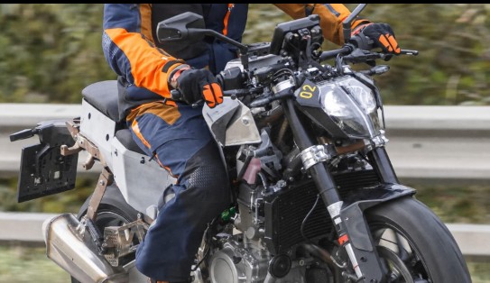 60-65 PS की पावर और नया इंजन! KTM 490 Duke टेस्टिंग में आई नजर, 2027 में हो सकती है लॉन्च