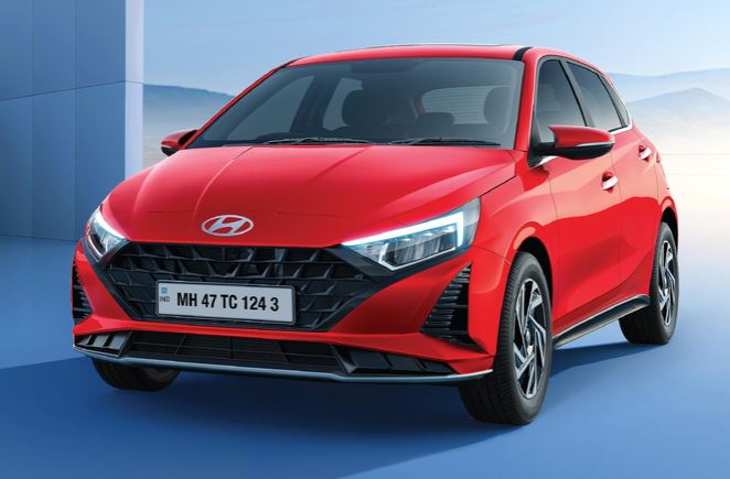 Hyundai i20 खरीदने का प्लान है, 5 लोगों की फैमिली के लिए जानें इंजन, माइलेज, सेफ्टी और फीचर्स