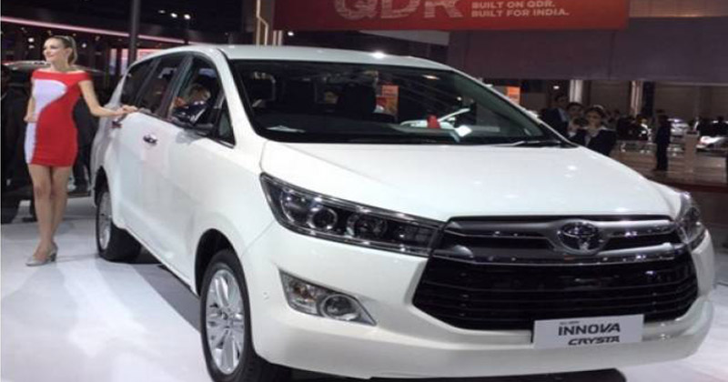 पुरानी Toyota Innova से कितनी अलग होगी नई Innova Crysta, डालिए एक नज़र