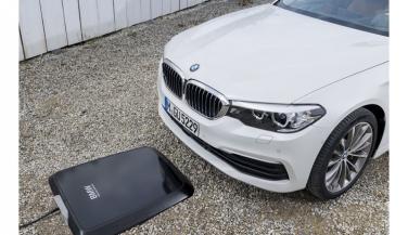 BMW ने इलेक्ट्रिक कार्स के लिए लॉन्च किया दुनिया का पहला वायरलैस चार्जिंग
