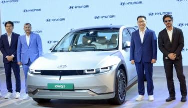 Auto Expo 2023 : शाहरुख खान पहुंचे हुंडई की इलेक्ट्रिक कार लॉन्च में