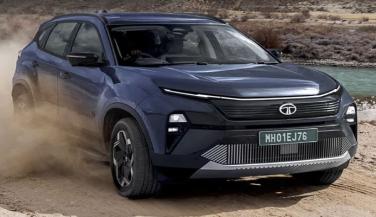 बिना ड्राइवर स्टेज पर आई टाटा Harrier EV: 627 किमी रेंज, 4WD सिस्टम और दमदार फीचर्स के साथ लॉन्च
