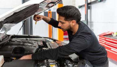 Car-Bike Care Tips: इन 4 गलतियों से सीज हो सकता है गाड़ी का इंजन, मरम्मत में लग सकते हैं हजारों रुपये