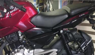 Bajaj Pulsar 135LS अब काॅकटेल वाइन रेड कलर में भी, कीमत 58,002 रूपए<br>