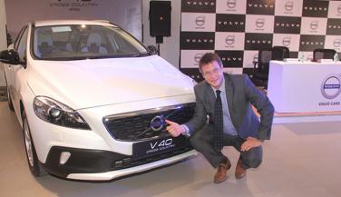 Volvo V40 Cross  कंट्री पेट्रोल में,27 लाख की