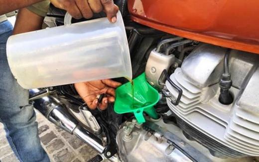 कितने दिनों बाद बदलना चाहिए बाइक का इंजन ऑयल, जानिए पूरी डिटेल