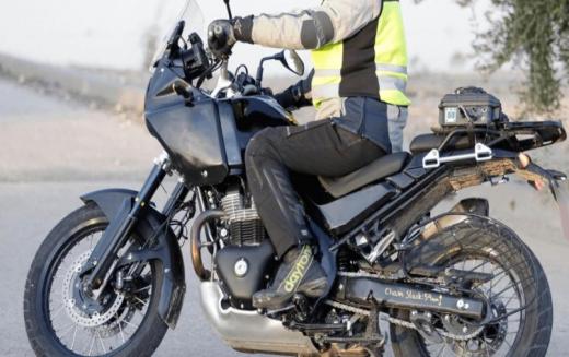 Royal Enfield Himalayan 750: नए कलर में दिखी बाइक, क्रूज कंट्रोल और ट्विन-सिलेंडर इंजन की उम्मीद